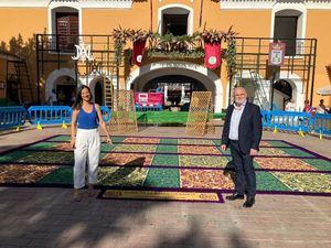 El Gobierno de Castilla-La Mancha destaca el arte efímero de las alfombras de serrín y la ebanistería como señas de identidad de Elche