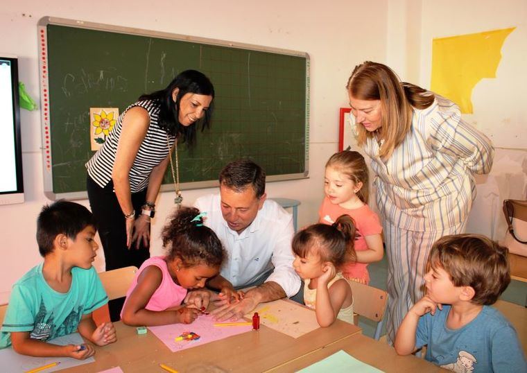 Manuel Serrano destaca la importancia de las Escuelas de Verano, en las que este año participan 3.000 niños y niñas, para que las familias puedan conciliar en el periodo estival