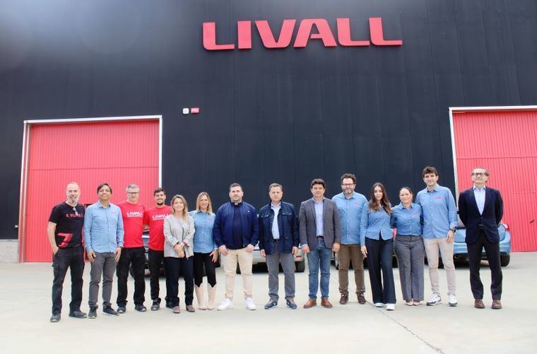 Manuel Serrano agradece a la empresa Livall el “valor tecnológico añadido” que aporta a la ciudad de Albacete y su contribución a una movilidad “más segura, eficiente y sostenible”