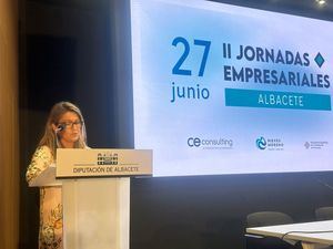 La concejala de Promoción Económica destaca la importancia de que las empresas estén formadas en fiscalidad y normativa