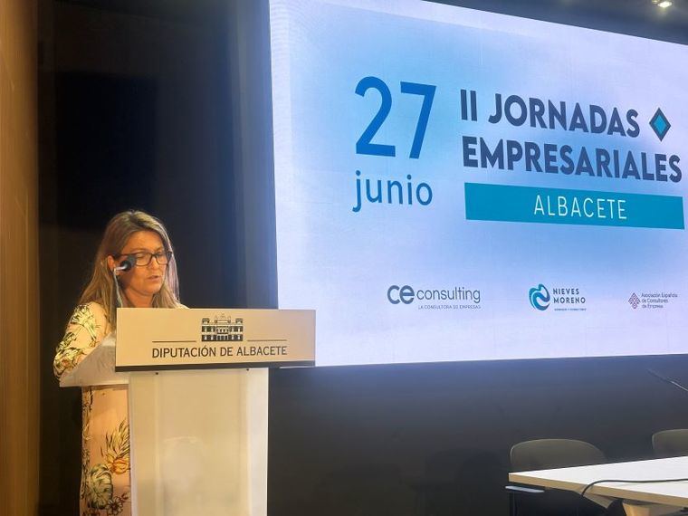 La concejala de Promoción Económica destaca la importancia de que las empresas estén formadas en fiscalidad y normativa