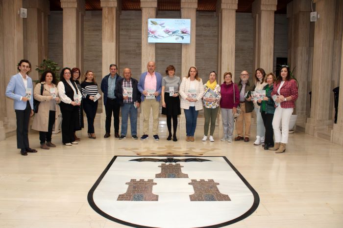 Elena Serrallé anima a los albaceteños a participar en la Fiesta de los Mayos 2024 que se celebra en siete barrios y dos pedanías y a la que este año se suman cuatro nuevas iglesias