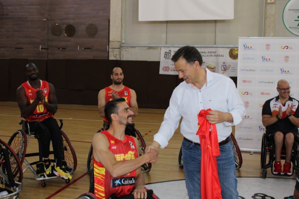 El alcalde de Albacete desea suerte a la Selección Española de Baloncesto en Silla de Ruedas, que entrena en el Pabellón de Lepanto para el Campeonato Europeo