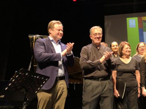 Vicente Casañ, vicealcalde y concejal de Cultura recibe la insignia del Orfeón de La Mancha en la celebración del XXXI Encuentro Coral San Juan celebrado en el Auditorio