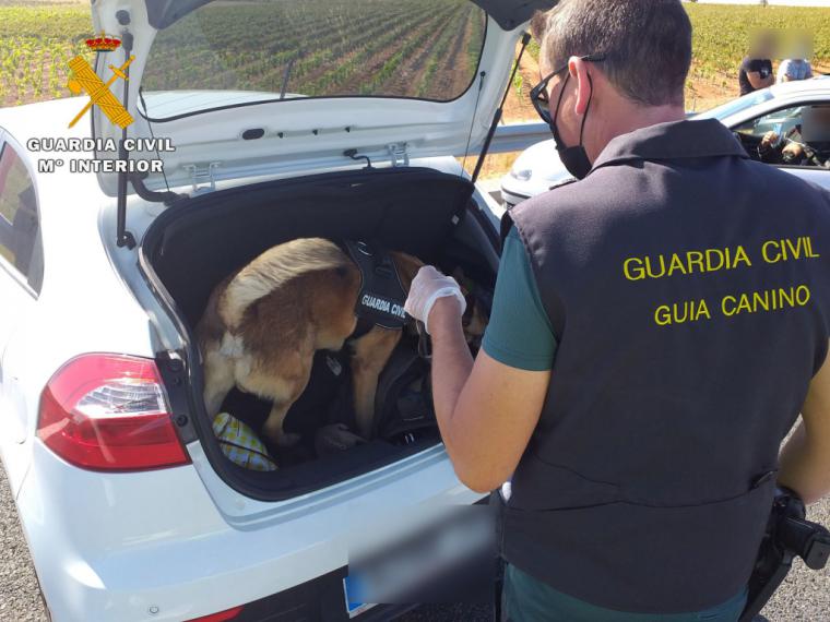 La Guardia Civil detiene a dos personas por un delito contra la salud pública e interviene 1.000 dosis de polen de hachís