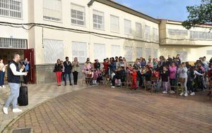 José González acompaña a la Comunidad Educativa del colegio ‘El Ave María’ de Albacete en su celebración del Día Internacional del Pueblo Gitano
