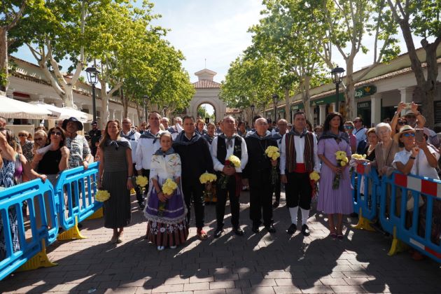 Cabañero encabeza la delegación de la Diputación en una Ofrenda de Flores admirada por toda la provincia
