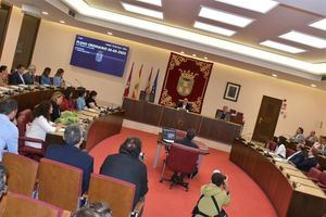 El pleno municipal ratifica la propuesta de Emilio Sáez de trasladar el festivo de apertura comercial del 24 al 25 de junio para respetar el Día del Patrón, San Juan