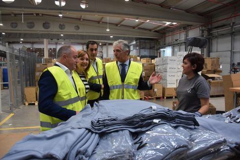 El alcalde visita el nuevo centro logístico de Velilla Group