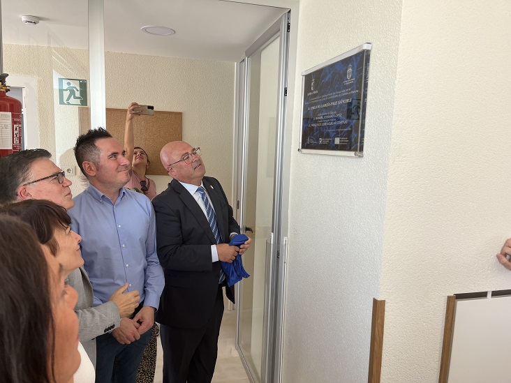 El Ayuntamiento felicita al alcalde pedáneo de Aguas Nuevas por la inauguración de la nueva pista de tenis y la ampliación de la escuela infantil