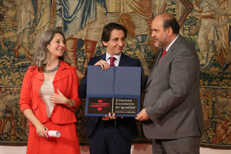 Foto Archivo: Recogida del reconocimiento del año anterior por parte de el director gerente de Aguas de Albacete, Pepe Belda.