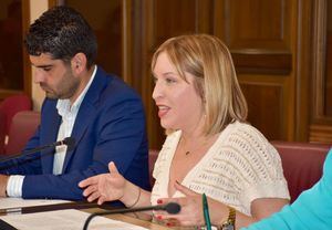 Amparo Torres critica que Manuel Serrano no explique cómo van a afectar a la ciudadanía los recortes que obligará a realizar el Plan Económico y Financiero