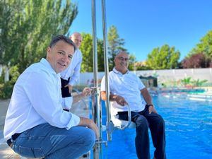 El Ayuntamiento invierte 32.000 euros para mantener y mejorar la accesibilidad en las piscinas municipales con nuevas escaleras y elevadores hidráulicos