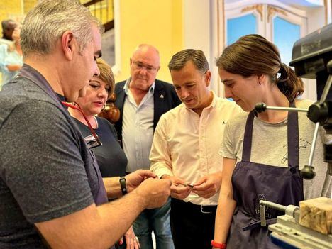 El Ayuntamiento ayudará con 60.000 euros a Fudecu para seguir avanzando en la cualificación de trabajadores de la cuchillería
