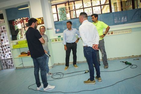 El Ayuntamiento aprueba los proyectos para climatizar otros 8 colegios, y reclama a la Junta que incremente la financiación “de un programa que es de su competencia y para el que apenas aporta un 20%”