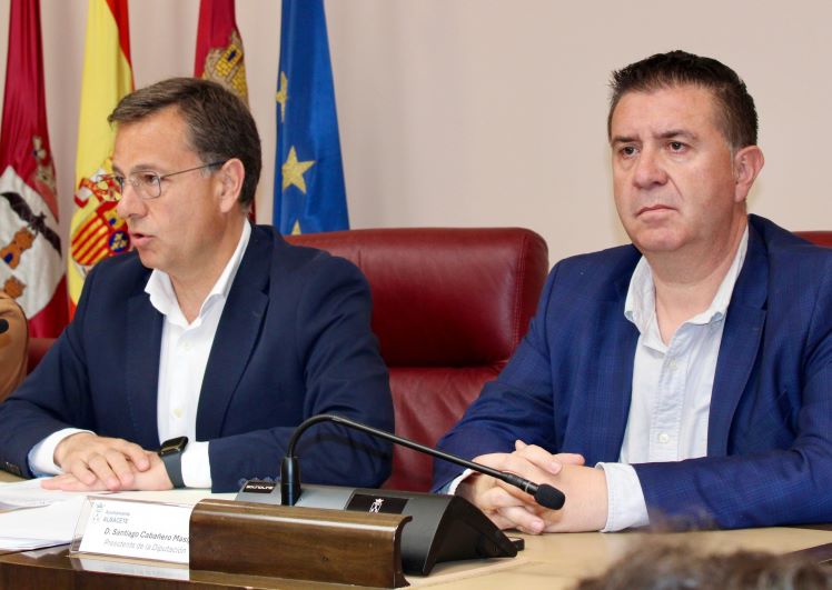 El Ayuntamiento aprueba la firma de un nuevo convenio con la Diputación para incrementar la frecuencia de recogida de contenedores de envases y papel, “para evitar acumulación de residuos en el entorno de los contenedores”