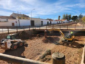 El Ayuntamiento está trabajando en la limpieza de la rambla de Argamasón “para garantizar la tranquilidad y la seguridad de nuestros vecinos”