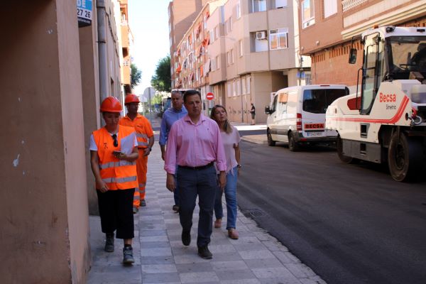 Manuel Serrano visita los trabajos de asfaltado que han mejorado el firme en nueve calles de la ciudad