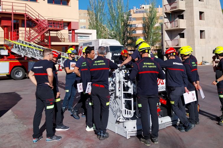 El personal del Servicio Contra Incendios y Salvamento de Albacete se está formando en posicionamiento avanzado y prestaciones del nuevo vehículo autoescala