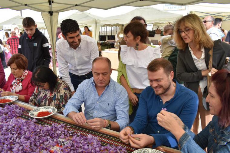 Emilio Sáez asegura en el Festival de la Rosa del Azafrán que “las tradiciones nos enriquecen como sociedad”