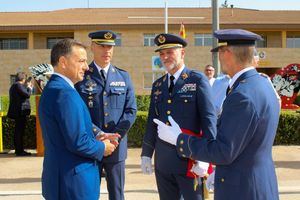 El alcalde asiste a la toma de posesión del coronel jefe de la Base Aérea, “un barrio más de la ciudad que potencia nuestro desarrollo”