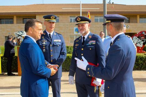 El alcalde asiste a la toma de posesión del coronel jefe de la Base Aérea, “un barrio más de la ciudad que potencia nuestro desarrollo”