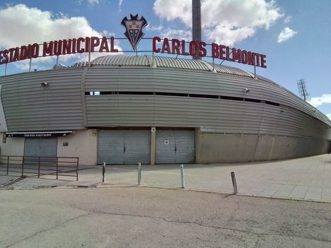 El Ayuntamiento avanza en la reforma del Carlos Belmonte, con un proyecto general de actuaciones y una obra en concreto para mejorar la seguridad en la zona de vestuarios