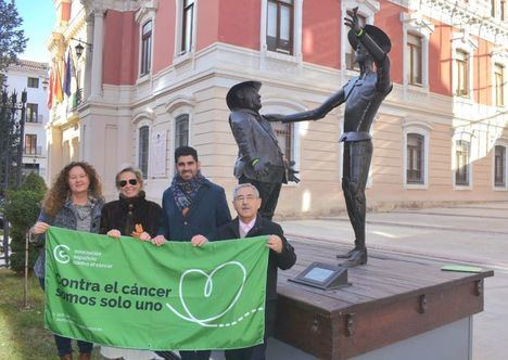 La Diputación de Albacete se suma a la iniciativa ‘Brazaletes de Esperanza’ y sus míticos ‘Don Quijote y Sancho Panza’ ya lucen los suyos en el Día Mundial Contra el Cáncer