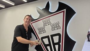 Cabañero renueva su abono del Alba: "Ojalá esta temporada celebremos el ascenso a 1ª División"