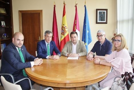 Fotografía (izquierda a derecha): Director Territorial Caja Rural CLM Albacete, Presidente Caja Rural CLM, Alcalde Albacete, Concejal de Hacienda, Directora OP Caja Rural CLM Albacete.