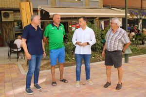 El alcalde visita las obras de Julio Carrilero y afirma que “la calle estará practicable en Feria para peatones y vehículos, a falta de pequeños remates”