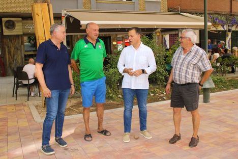 El alcalde visita las obras de Julio Carrilero y afirma que “la calle estará practicable en Feria para peatones y vehículos, a falta de pequeños remates”