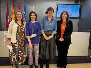 Elena Serrallé refuerza el compromiso municipal con una ciudad que cuida a sus mayores durante la presentación del nuevo ciclo de conferencias sobre envejecimiento saludable de la UP