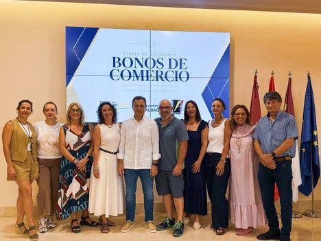 Manuel Serrano asegura que “vamos a seguir apoyando al pequeño comercio, como hacemos con el convenio Bonos Comercio al que aportamos 163.000 euros”