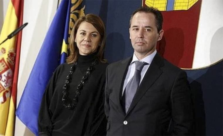 Foto: Andrés Gómez Gordo, junto a María Dolores de Cospedal, asesor de la entonces presidenta de Castilla-La Mancha. EFE)