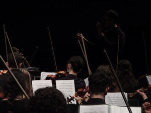 El Conservatorio Profesional de Música Tomás de Torrejón y Velasco ofrece en la Calle Ancha un concierto de violines