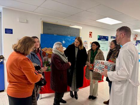 Las personas mayores del Programa de Autonomía Personal llevan sus tarjetas de felicitación navideña a las personas ingresadas en el Hospital Perpetuo Socorro