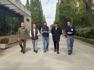 Manuel Serrano visita el Cementerio para comprobar que “todo está listo para recibir a las 100.000 personas que rendirán homenaje este fin de semana a sus seres queridos”
