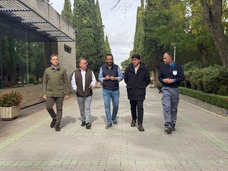 Manuel Serrano visita el Cementerio para comprobar que “todo está listo para recibir a las 100.000 personas que rendirán homenaje este fin de semana a sus seres queridos”