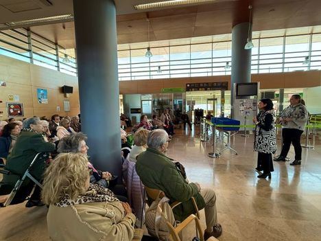 De la Calzada acompaña a personas mayores en el programa ‘Reconoce tu ciudad’ que sirve para que se sientan “activas e integradas”