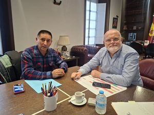 Ruiz Santos conoce de primera mano las necesidades del Ayuntamiento de Peñascosa con la reforma del consultorio local como eje central del encuentro