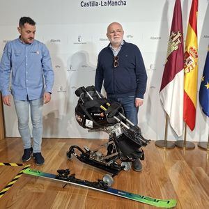 El gobierno de Castilla-La Mancha impulsa la igualdad con una silla adaptada que, de la mano de Amiab, acerca el esquí a las personas con discapacidad
