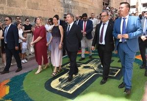 Cabañero subraya que las Alfombras de Serrín transforman Elche de la Sierra en “un gran museo de arte efímero al aire libre” a un paso de ser Patrimonio Inmaterial de la Humanidad