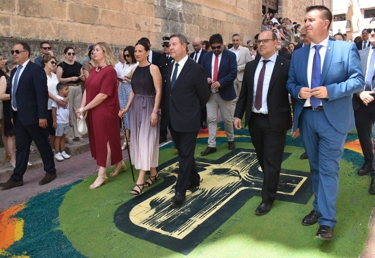 Cabañero subraya que las Alfombras de Serrín transforman Elche de la Sierra en “un gran museo de arte efímero al aire libre” a un paso de ser Patrimonio Inmaterial de la Humanidad