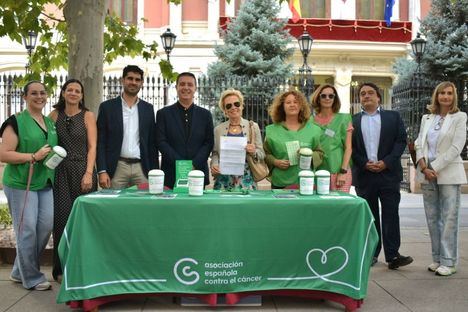 Cabañero llama a llenar de esperanza las huchas de la AECC y reivindica combinar la atención a las necesidades inmediatas de los pacientes con el impulso a la investigación científica
