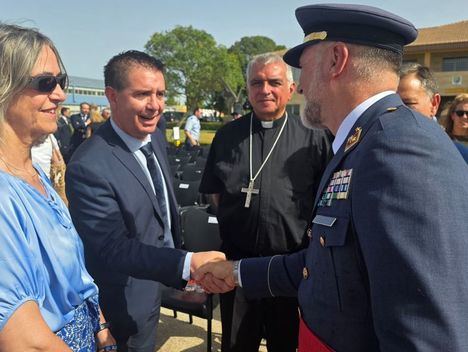 Cabañero asiste a la toma de posesión del nuevo coronel jefe de la Base Área y del Ala 14, remarcando la estrecha relación de la provincia con el Ejército del Aire y del Espacio