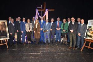 Fran Valera, junto a Francisco García, participa en la presentación de los carteles de la Semana Santa y la Tamborada de Hellín, una tradición que trasciende fronteras con el respaldo de la Diputación