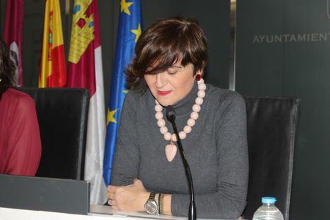 Elena Serrallé presenta los Cursos Breves de Invierno 2026 de la Universidad Popular como “una apuesta municipal por la formación continua y una cultura cercana y accesible”