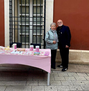 Ruiz Santos participa en la mesa de cuestación que AMAC instala este 19 de octubre en las inmediaciones de la Casa Perona