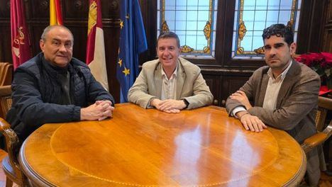 Cabañero avanza que la Diputación de Albacete reforzará su apoyo en 2026 a la Escuela de Cuchillería ‘Amós Núñez’ para impulsar el empleo y relevo generacional en el sector